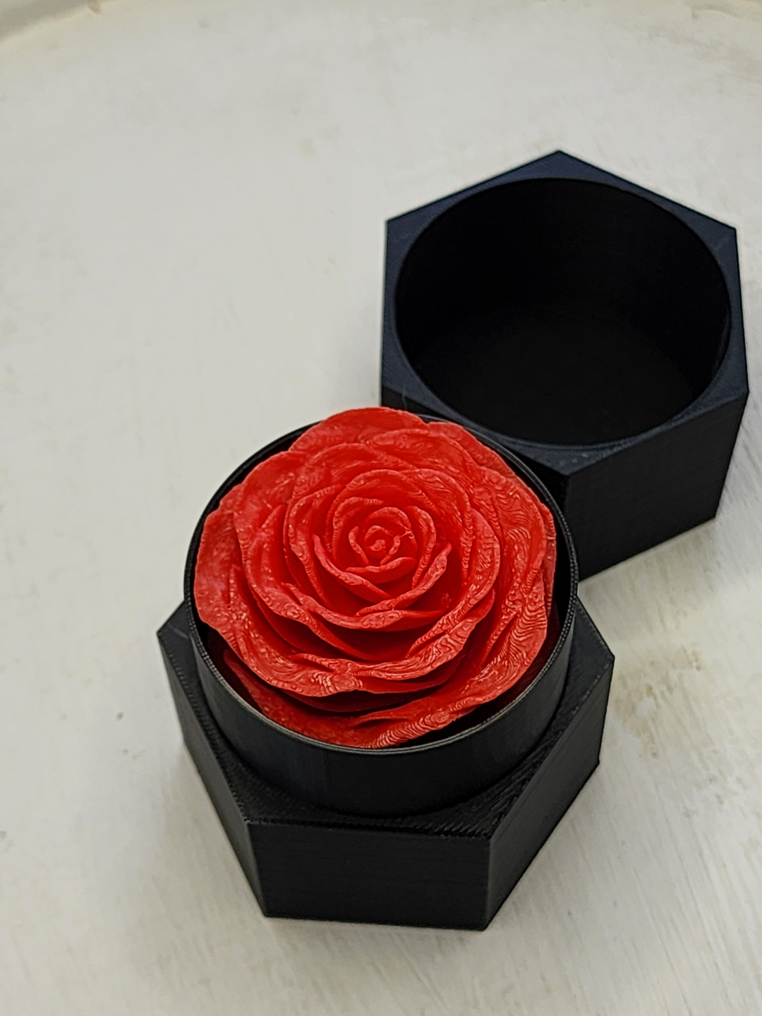 boite avec une rose